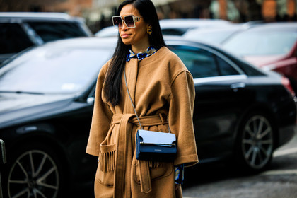 70s glasses, 70 sunglasses, 70S look, flared pants, flares coat, camel trench, classic trench, crossbody bag, white sunglasses, leather crossbody bag, big creole, golden earring, black crossbody, multicolor shirt, Miki Cheung, street style, jonathan paciullo, FW, frenchystyle, fashion week, NYFW, NEW YORK, AUTUMN WINTER 2022-2023, FALL WINTER 2022_2023, FW 22-23, atmosphere details, horizontal