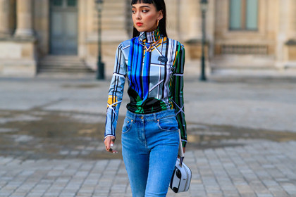 louis vuitton bag, louis vuitton top, striped top, blue top, light grey top, green top, high collar top, geometrical printed top, golden necklace, stone necklace, lucky charm necklace, denim, light blue jeans, white leather bag, hand bag, PARIS, PFW, SPRING SUMMER 2020, SS 20, fashion week, frenchystyle, FW, jonathan paciullo, street style, horizontal, atmosphere details, detail