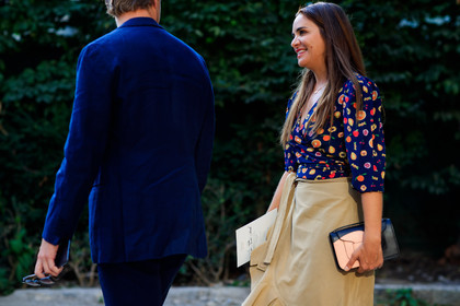 beige skirt, black bag, blue shirt, graphic bag, graphic shirt, leather bag, multicolor shirt, pink bag, printed bag, printed shirt, ruffled skirt, fashion week, frenchystyle, FW, jonathan paciullo, street style, PFW, PARIS, horizontal, atmosphere details, detail, AUTUMN WINTER 2018-2019, FALL WINTER 2018-2019, FW 18-19, laure heriard dubreuil