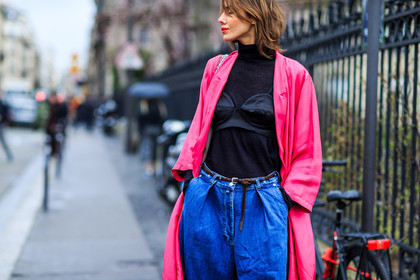 atmosphere details, AUTUMN WINTER 2016-2017, AW 16-17, black bra, black sweater, black top, black turtleneck, blue denim, bra, denim pants, detail, FALL WINTER 2016-2017, fashion week, frenchystyle, FW, FW 16-17, horizontal, jeans, jonathan paciullo, julie pelipas, PARIS, PFW, pink coat, red lips, street style, trousers