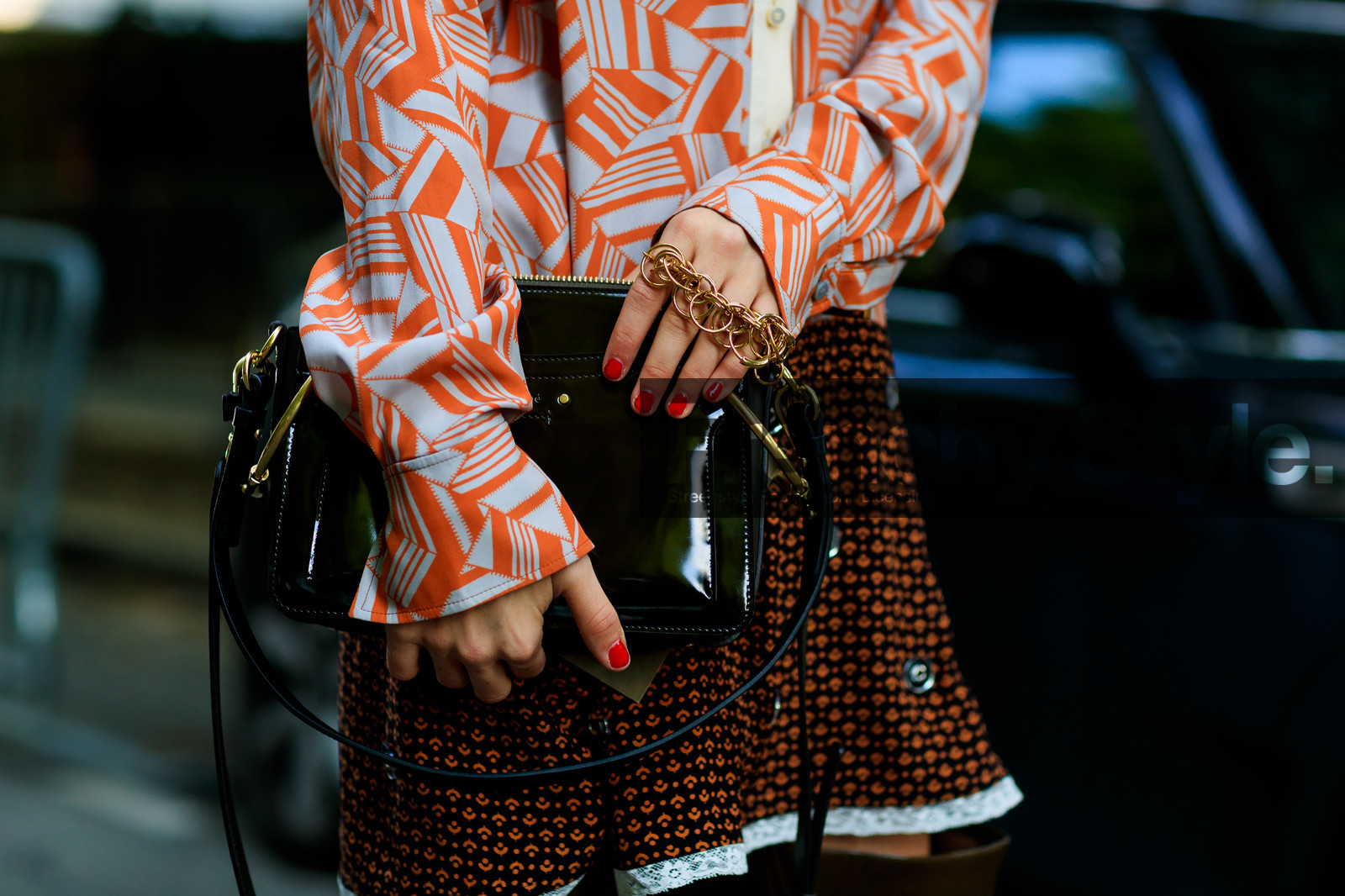 chloé, graphic dress, green bag, leather bag, orange dress, printed dress, fashion week, frenchystyle, FW, jonathan paciullo, street style, PFW, PARIS, horizontal, atmosphere details, detail, AUTUMN WINTER 2018-2019, FALL WINTER 2018-2019, FW 18-19, caro daur