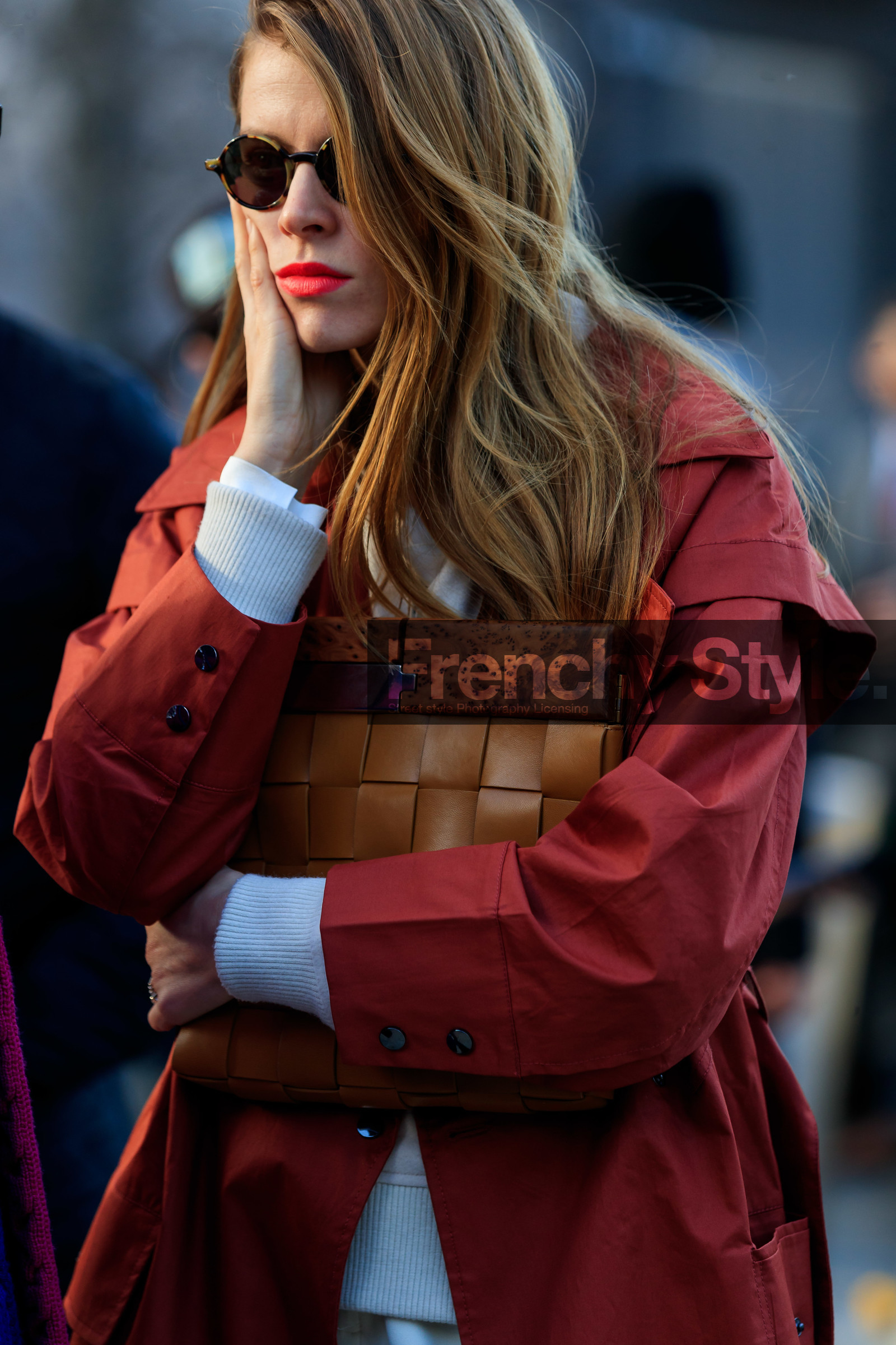 monica ainley, red trench coat, camel leather clutch, plaited clutch, round shape sunglasses, scale sunglasses, white pullover, zipped pullover, close up detail, fashion week, frenchystyle, FW, jonathan paciullo, street style, LFW, LONDON, AUTUMN WINTER 2020-2021, FALL WINTER 2020-2021, FW 20-21, vertical, atmosphere details, detail
