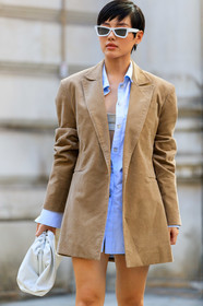 beige jacket, velvet jacket, mid long jacket, light blue shirt, shirt dress, white sunglasses, butterfly sunglasses, bottega veneta bag, white leather bag, white leather clutch, fashion week, frenchystyle, FW, jonathan paciullo, street style, vertical, detail, atmosphere details