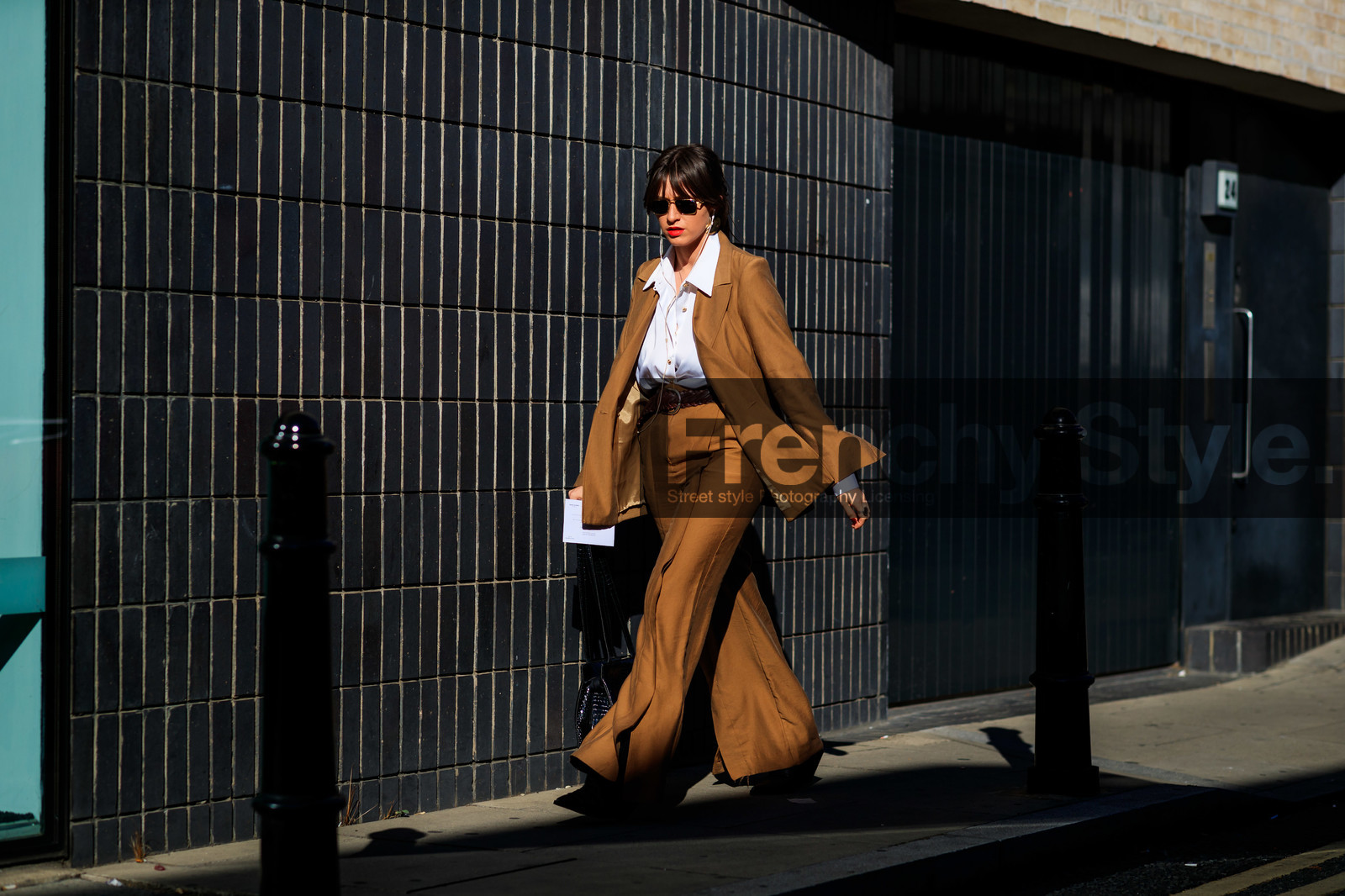 beige suits, white shirt, golden earrings, sunglasses, metalic frame sunglasses, bulgari monete ring, plaited belt, brown belt, fashion week, frenchystyle, FW, jonathan paciullo, street style, atmosphere details, horizontal, full length