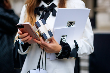 black and white bag, bow, chanel, graphic clutch, pearls, rings, white coat, fashion week, frenchystyle, FW, jonathan paciullo, street style, PFW, PARIS, SPRING SUMMER 2017, SS 17, HAUTE COUTURE, atmosphere details, detail, horizontal
