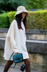 yoyo cao, white hat, white dress, long sleeves dress, mini dress, black tights, loose dress, green leather bag, valentino bag, PARIS, PFW, SPRING SUMMER 2020, SS 20, fashion week, frenchystyle, FW, jonathan paciullo, street style, vertical, atmosphere details, detail