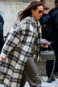 elizabeth von der goltz, isabel marant coat, checked coat, long coat, white coat, brown coat, kaki coat, kaki t-shirt, kaki leather bag, grey leather pants, chain strap bag, animal skin bag, box bag, aviator sunglasses, smoked sunglasses, diamond earrings, fashion week, frenchystyle, FW, jonathan paciullo, street style, PFW, PARIS, SPRING SUMMER 2020, SS 20, horizontal, atmosphere details, detail