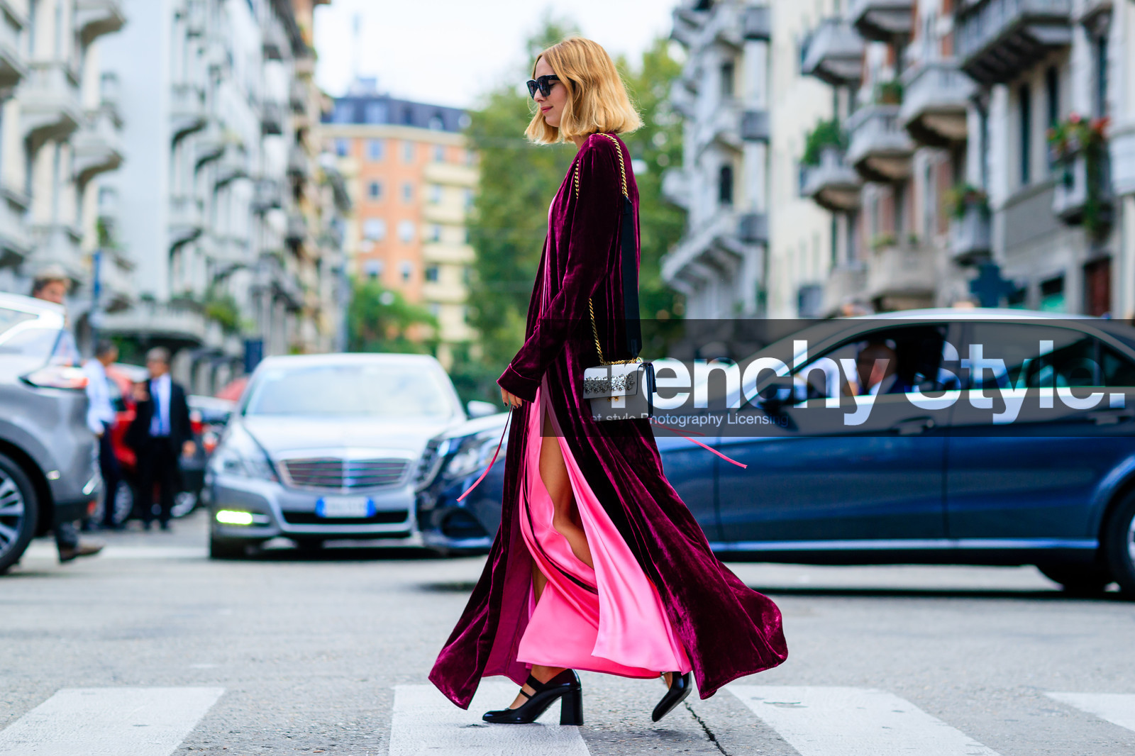 atmosphere details, black shoes, bordeaux, burgundy, candela novembre, embroidered bag, fashion week, frenchystyle, full length, fuschia, FW, high heels, horizontal, jonathan paciullo, leather bag, leather shoes, long dress, MFW, MILAN, pink dress, red jacket, SPRING SUMMER 2017, SS 17, street style, sunglasses, velvet, white bag