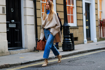 beige shoes, beige sweater, blue denim, blue shirt, blue top, brown bag, checked, denim pants, high heels, jeans, leather bag, leather shoes, loewe, plaid, trousers, fashion week, frenchystyle, FW, jonathan paciullo, street style, LFW, LONDON, AUTUMN WINTER 2018-2019, AW 18-19, FALL WINTER 2018-2019, FW 18-19, horizontal, atmosphere details, full length, pernille teisbaek