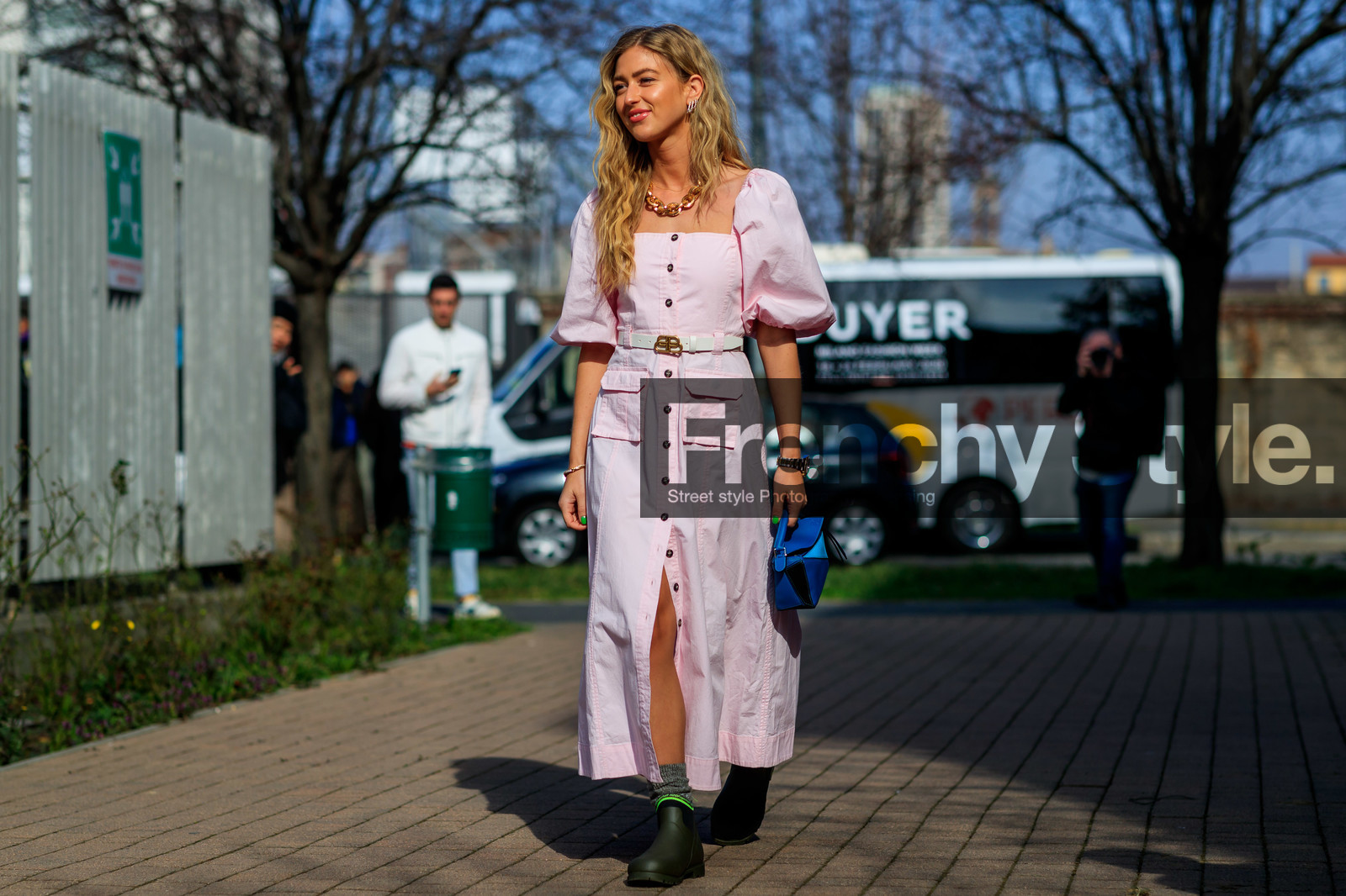 emili sindlev, light pink dress, short sleeves dress, button dress, belted dress, white leather belt, balenciaga belt, balloon sleeves, blue leather bag, mini bag, loewe bag, patchwork bag, golden necklace, big chain necklace, diamond earrings, multi earrings, kaki boots, grey socks, low boots, rain boots, chelsea boots, flat boots, split dress, fashion week, frenchystyle, FW, jonathan paciullo, street style, MFW, MILAN, AUTUMN WINTER 2020-2021, FALL WINTER 2020-2021, FW 20-21, horizontal, atmosphere details, full length