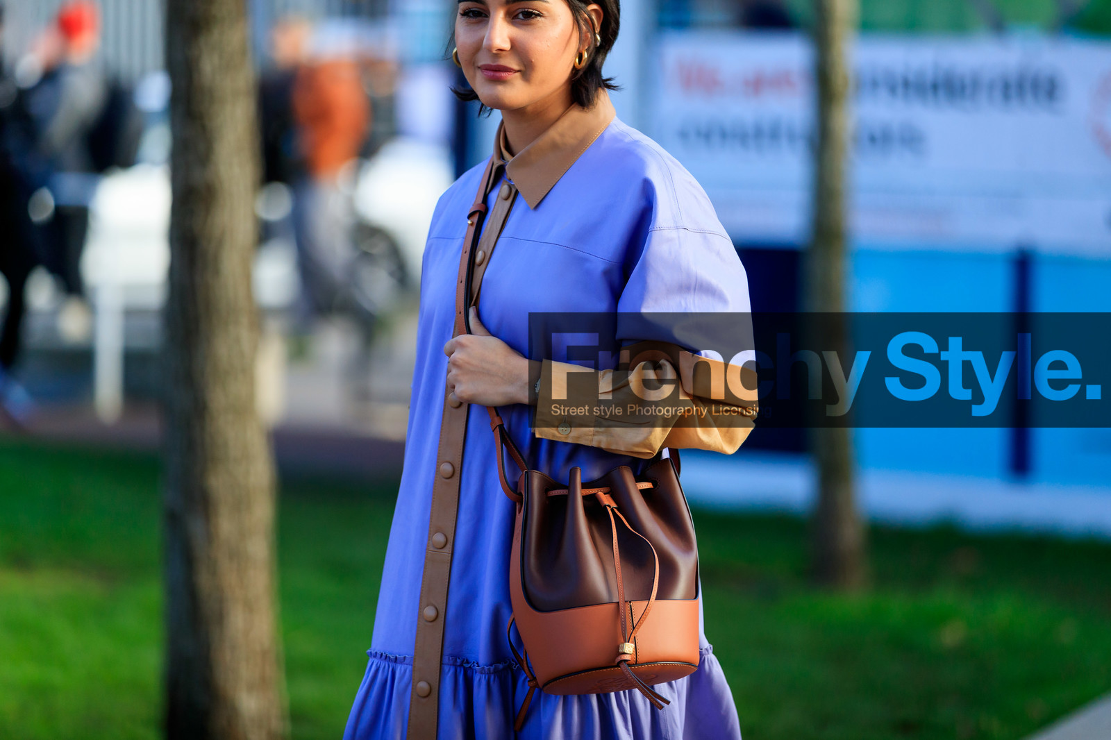 maria bernad, beige leather dress, lilac dress, leather dress, short sleeves dress, button dress, beige shirt, crossbody bag, camel leather bag, brown leather bag, bicolor bag, loewe bag, fashion week, frenchystyle, FW, jonathan paciullo, street style, LFW, LONDON, AUTUMN WINTER 2020-2021, FALL WINTER 2020-2021, FW 20-21, horizontal, atmosphere details, detail