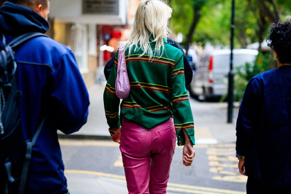 graphic shirt, green shirt, leather bag, leather pants, model, pink bag, pink pants, printed shirt, trousers, fashion week, frenchystyle, FW, jonathan paciullo, street style, LFW, LONDON, SPRING SUMMER 2019, SS 19, atmosphere details, horizontal, detail