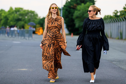 animal print, black dress, earrings, flip flops, graphic dress, graphic pants, leather shoes, orange dress, printed dress, printed pants, sunglasses, trousers, vêtements, white shoes, zebra, fashion week, frenchystyle, FW, jonathan paciullo, street style, PFW, PARIS, atmosphere details, horizontal, full length, AUTUMN WINTER 2018-2019, FALL WINTER 2018-2019, FW 18-19, pernille teisbaek