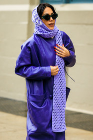 purple leather coat, purple trench, purple coat, purple knitted scarf, crochet scarf, black sunglasses, full purple look, red nails, details, fashion week, frenchystyle, FW, jonathan paciullo, street style, NYFW, NEW YORK, AUTUMN WINTER 2022-2023, FALL WINTER 2022_2023, FW 22-23, vertical, atmosphere details