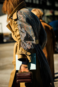 back details, plaid trenchcoat, dual toned trench, beige trench, brown mini handbag, leather mini bag, bracelet, street style, jonathan paciullo, FW, frenchystyle, fashion week, NYFW, NEW YORK, AUTUMN WINTER 2022-2023, FALL WINTER 2022_2023, FW 22-23, vertical, atmosphere details