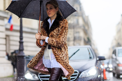 animal print, atmosphere details, AUTUMN WINTER 2016-2017, AW 16-17, brown fur, brown jacket, brown pants, detail, FALL WINTER 2016-2017, fashion week, frenchystyle, fur coat, fur jacket, FW, FW 16-17, horizontal, jonathan paciullo, leather pants, leopard coat, leopard print, PARIS, PFW, printed jacket, street style, umbrella, white shirt