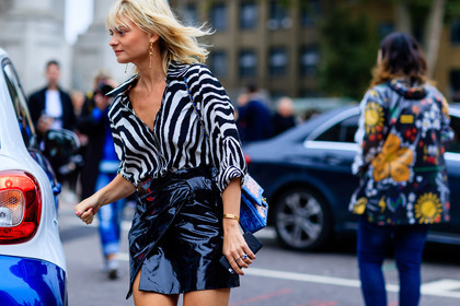 animal print, atmosphere details, black and white, black skirt, blue bag, chanel, detail, fashion week, frenchystyle, FW, graphic shirt, high waist, horizontal, jonathan paciullo, leather skirt, LFW, LONDON, pandora sykes, pink bag, printed shirt, SPRING SUMMER 2017, SS 17, street style, tweed bag, varnished leather, woman, zebra