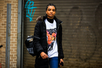 braided hair, puffed coat, black winter coat, printed tshirt, white tshirt, black totebag, street style, jonathan paciullo, FW, frenchystyle, fashion week, NYFW, NEW YORK, AUTUMN WINTER 2022-2023, FALL WINTER 2022_2023, FW 22-23, atmosphere details, horizontal