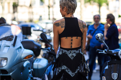 atmosphere details, black bag, black skirt, black tank top, chanel, crop top, detail, fashion week, frenchystyle, fringes, FW, horizontal, jonathan paciullo, layers, leather bag, MENSWEAR, PARIS, PFW, printed skirt, shaved head, SPRING SUMMER 2017, SS 17, street style, tattoos