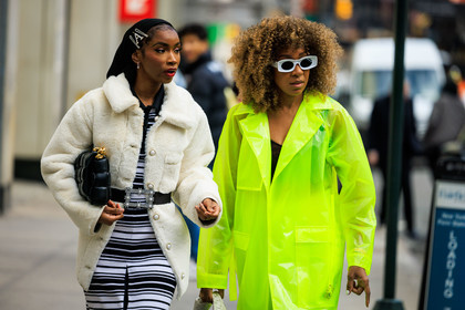 fluo green raincoat, loewe white sunglasses, black and white stripes dress, furry white jacket, botteg veneta black handbag, silver buckle and leather belt, red lips, afro curly hair, pearl hair clips, fashion week, frenchystyle, FW, jonathan paciullo, street style, NYFW, NEW YORK, AUTUMN WINTER 2022-2023, FALL WINTER 2022_2023, FW 22-23, atmosphere details, horizontal