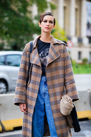 louise de chevigny, make up, make up details, camel coat, beige coat, checked coat, black leather bag, shoulder bag, plaited bag, bottega veneta bag, blue jeans, baggy pants, slouchy jeans, denim, cropped jeans, dark grey t-shirt, printed t-shirt, face printed t-shirt, hair details, black eyeliner, black eyeshadows, PARIS, PFW, fashion week, frenchystyle, FW, jonathan paciullo, street style, SPRING SUMMER 2021, SS 21, vertical, atmosphere details, detail, model