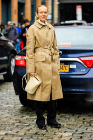 beige pouch, beige bucket bag, bucket bag, classic trench coat, beige trench, glasses, black pants, black shoes, golden loops, alexandra carl, fashion week, frenchystyle, FW, jonathan paciullo, street style, NYFW, NEW YORK, AUTUMN WINTER 2022-2023, FALL WINTER 2022_2023, FW 22-23, vertical, full length