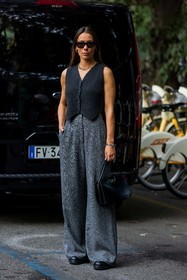 Alice Barbier, black bag, black shoes, cardigan, gold chain, grey knit, grey monochrome, knit, large pants, leather bag, leather shoes, monochrome, ribbed cardigan, sleveless cardigan, wool pants, sunglasses, black sunglasses, silver watch, patent leather, high waist pants, necklace, gold earrings, fashion week, frenchystyle, FW, jonathan paciullo, street style, MFW, MILAN, SPRING SUMMER 2022, SS 22, vertical, full length