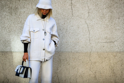 black and white bag, black sweater, bucket hat, graphic bag, leather bag, necklace, printed bag, trousers, vanessa hong, white hat, white jacket, white pants, fashion week, frenchystyle, FW, jonathan paciullo, street style, PFW, PARIS, AUTUMN WINTER 2019-2020, AW 19-20, FALL WINTER 2019-2020, FW 19-20, horizontal, atmosphere details, detail