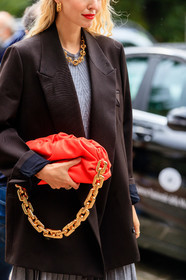 red leather bag, big chain strap bag, golden chain strap bag, bottega veneta bag, brown jacket, oversize jacket, golden earrings, golden necklace, big necklace, chain earrings, hoop earrings, red lipstick, bag detail, close up detail, leonie hanne, street style, jonathan paciullo, FW, frenchystyle, fashion week, MFW, MILAN, SPRING SUMMER 2021, SS 21, vertical, detail