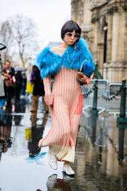 AUTUMN WINTER 2017-2018, AW 17-18, blue bag, blue fur, blue scarf, FALL WINTER 2017-2018, fashion week, frenchystyle, full length, fun sunglasses, fur scarf, FW, FW 17-18, jonathan paciullo, knit dress, leather bag, PARIS, PFW, pink dress, street style, sunglasses, vertical, white shoes