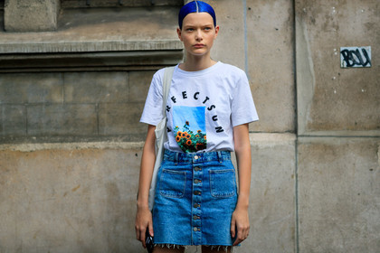 blue denim, blue hair, denim skirt, dyed hair, printed t shirt, white t shirt, PFW, fashion week, frenchystyle, FW, jonathan paciullo, street style, PARIS, horizontal, atmosphere details, detail, model, AUTUMN WINTER 2018-2019, FALL WINTER 2018-2019, FW 18-19