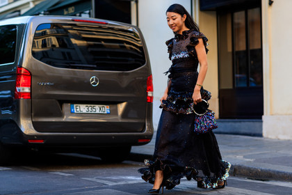 black dress, black shoes, embroideries, glitter, graphic bag, graphic dress, high heels, leather bag, leather shoes, printed bag, printed dress, ruffles, sequined bag, sequined dress, shiny bag, shiny dress, valentino, PFW, fashion week, frenchystyle, FW, jonathan paciullo, street style, PARIS, horizontal, atmosphere details, full length, AUTUMN WINTER 2018-2019, FALL WINTER 2018-2019, FW 18-19, yuwei zhangzou