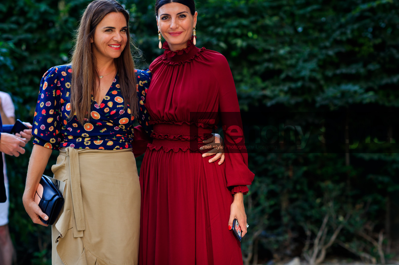 beige skirt, black bag, blue shirt, earrings, graphic shirt, leather bag, multicolor shirt, printed shirt, red dress, ruffled skirt, fashion week, frenchystyle, FW, jonathan paciullo, street style, PFW, PARIS, horizontal, atmosphere details, detail, AUTUMN WINTER 2018-2019, FALL WINTER 2018-2019, FW 18-19, laure heriard dubreuil, giovanna battaglia