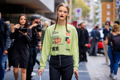 model, neon green top, long sleeves t-shirt, letter printed t-shirt, chinese signs printed t-shirt, make up, make up details, black lipstick, plaited hair, hair details, eye make up, black pants, zipped pants, slim pants, fashion week, frenchystyle, FW, jonathan paciullo, street style, MFW, MILAN, SPRING SUMMER 2020, SS 20