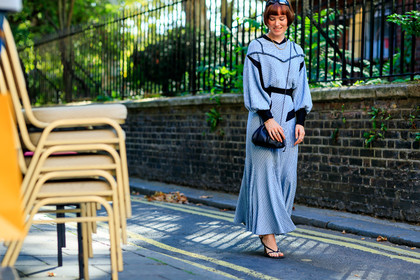 golden necklace, striped dress, long sleeves dress, light blue dress, black bag, mini bag, satin bag, christian dior ring, golden bracelet, black sandals, nude shoes, black sunglasses, sunglasses, fashion week, frenchystyle, FW, jonathan paciullo, street style, atmosphere details, horizontal, full length