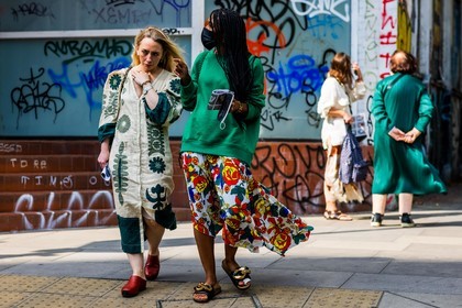 print, flowered dress, flowers, midi skirt, pullover, green, sandals, black, clogs, jumper, fashion week, frenchystyle, FW, jonathan paciullo, street style, SPRING SUMMER 2022, SS 22, LFW, LONDON, horizontal, full length, atmosphere details