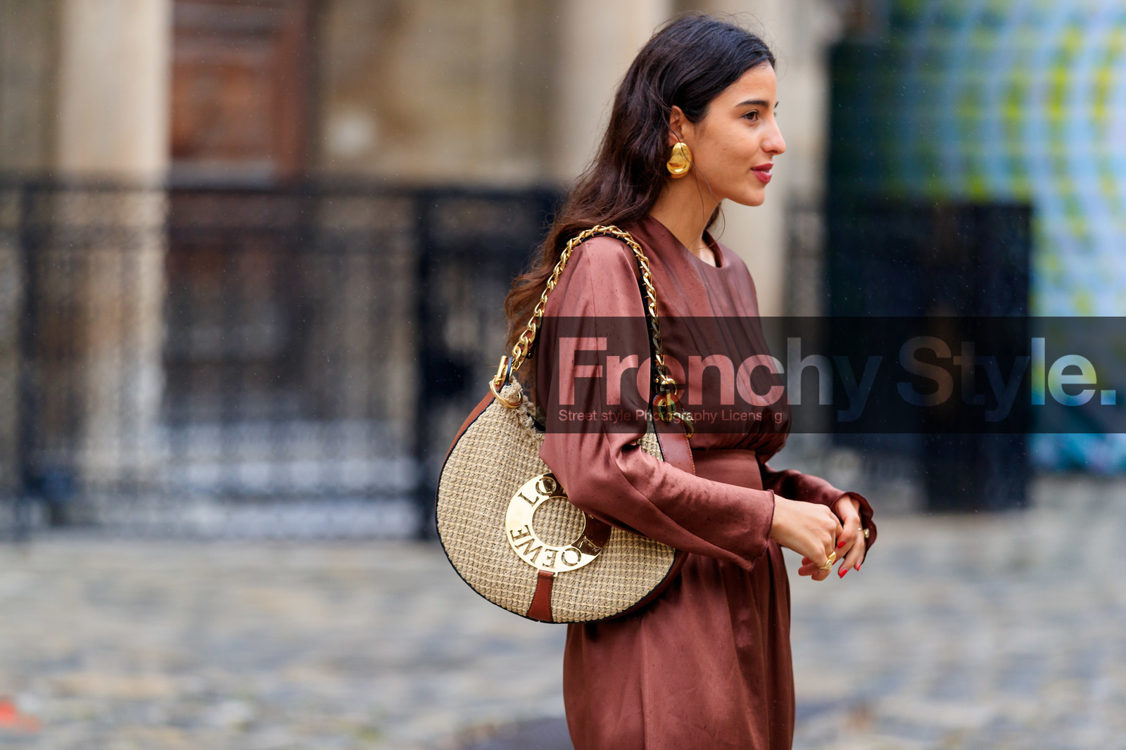 bettina looney, brown dress, long sleeves dress, long dress, silk dress, belted dress, loewe bag, shoulder bag, brown leather bag, golden earrings, big earrings, straw bag, chain strap bag, fashion week, frenchystyle, FW, jonathan paciullo, street style, PFW, PARIS, SPRING SUMMER 2020, SS 20, horizontal, atmosphere details, detail