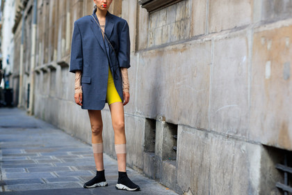 beige top, black shoes, black sneakers, blazer, grey jacket, leather shoes, maison martin margiela, oversize, ponytail, red lips, wet hair, yellow shorts, PFW, fashion week, frenchystyle, FW, jonathan paciullo, street style, PARIS, horizontal, atmosphere details, detail, model, AUTUMN WINTER 2018-2019, FALL WINTER 2018-2019, FW 18-19