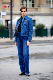 kim schell, denim, denim jacket, denim total look, blue jacket, blue jeans, make up, make up details, black eyeliner, black eyeshadows, prada jacket, hair details, flare jeans, PARIS, PFW, fashion week, frenchystyle, FW, jonathan paciullo, street style, SPRING SUMMER 2021, SS 21, vertical, full length, model