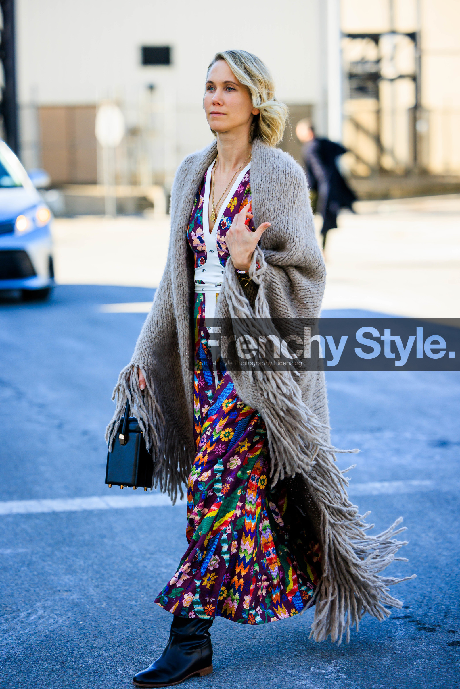 knitted poncho, grey poncho, knitted cape, ruffled poncho, knitwear, printed longdress, multicolor dress, flowered dress, flower print, black boots, leather boots, black handbag, leather bag, boho chic style, street style, jonathan paciullo, FW, frenchystyle, fashion week, NYFW, NEW YORK, AUTUMN WINTER 2022-2023, FALL WINTER 2022_2023, FW 22-23, vertical, full length