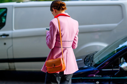 atmosphere details, back detail, black denim, camel bag, denim pants, detail, fashion week, frenchystyle, FW, horizontal, jeans, jonathan paciullo, leather bag, PARIS, PFW, pink coat, SPRING SUMMER 2017, SS 17, street style, trousers