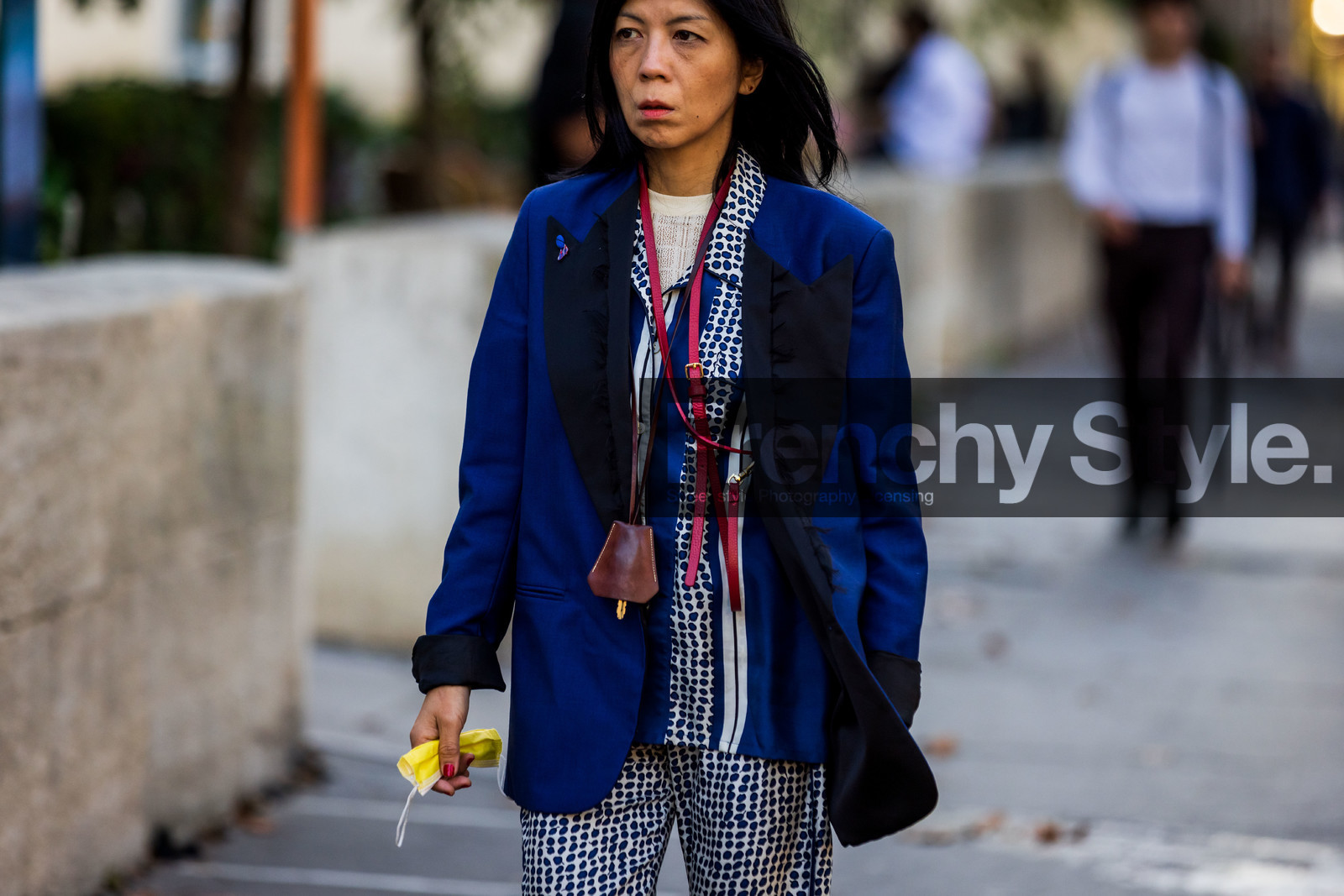 bicolor, blazer, blue blazer, blue pants, blue shirt, dots pants, dots print, dots shirt, facial mask, key holder, leather key holder, print, printed pants, printed shirt, shirt, fashion week, frenchystyle, FW, jonathan paciullo, street style, PFW, PARIS, SPRING SUMMER 2022, SS 22, horizontal, atmosphere details
