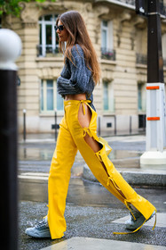 yellow pants, knot details, knoted pants, leather pants, off white pants, off white shoes, off white sneakers, off white pullover, knit top, grey pullover, cropped pullover, long sleeves top, grey shoes, grey sneakers, sportswear, sportswear look, off white total look, yellow leather pants, alizee gamberini, fashion week, frenchystyle, FW, jonathan paciullo, street style, PFW, PARIS, AUTUMN WINTER 2021-2022, FALL WINTER 2021-2022, FW 21-22, vertical, full length