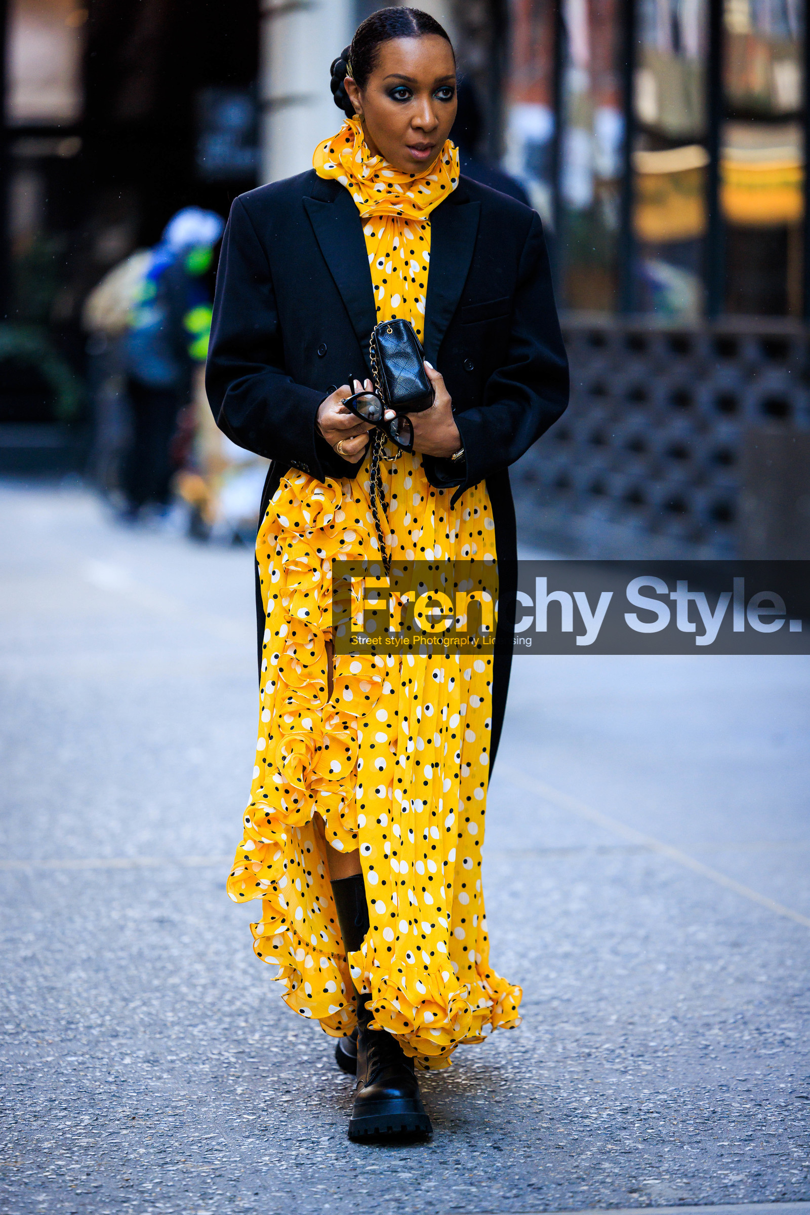 yellow long dress, printed dots dress, printed longdress, black combatboots, ruffles longdress, black blazer, chanel matelase bag, chanel handbag, black chanel bag, smoky eyes, fashion week, frenchystyle, FW, jonathan paciullo, street style, NYFW, NEW YORK, AUTUMN WINTER 2022-2023, FALL WINTER 2022_2023, FW 22-23, vertical, atmosphere details