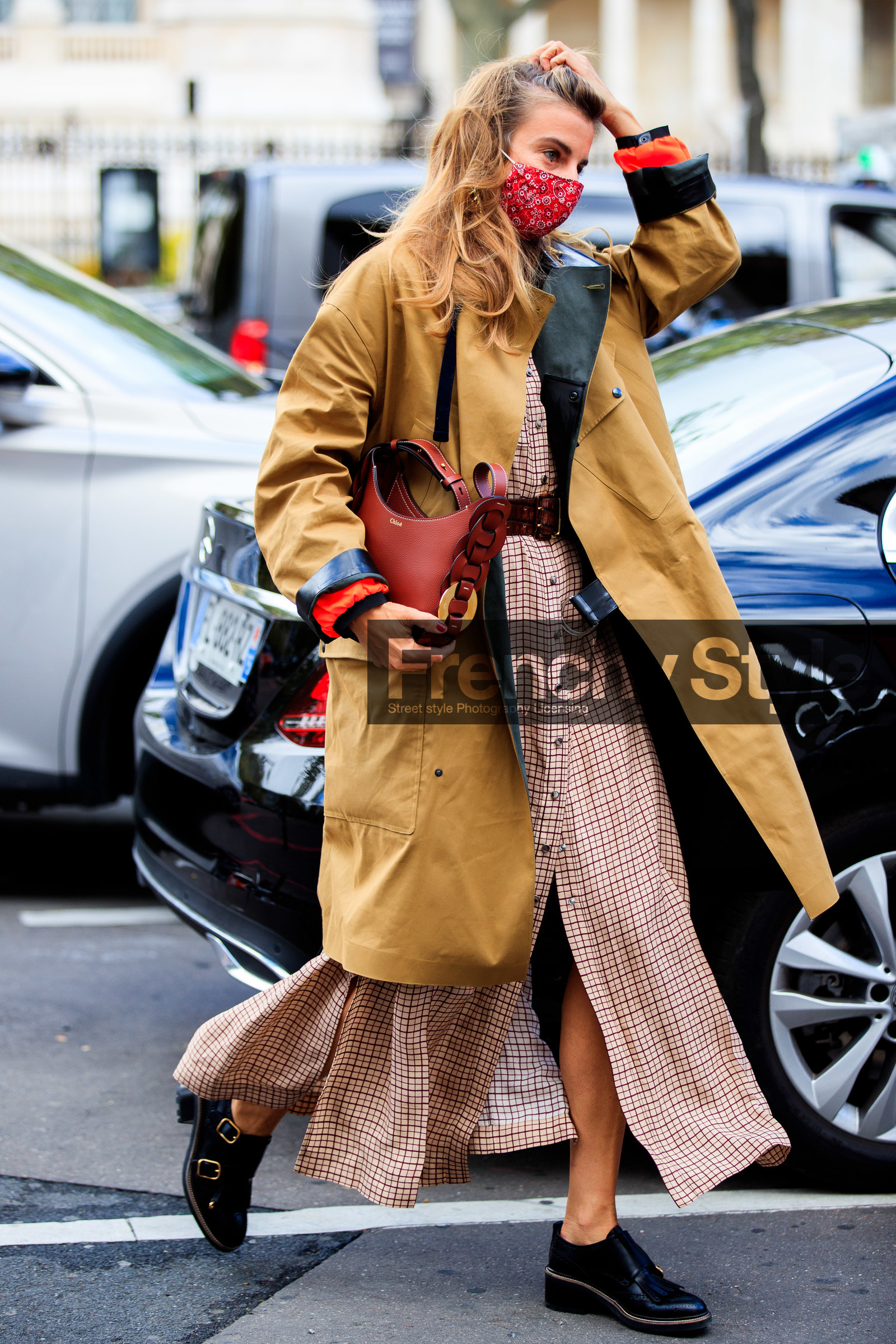 sonia sieff, camel trenchcoat, camel parka, brown leather bag, checked dress, burgundy dress, white dress, belted dress, long dress, black leather derbies, button dress, chloe bag, chloe jacket, chloe look, chloe dress, chloe shoes, covid face mask, fashion week, frenchystyle, FW, jonathan paciullo, street style, PFW, PARIS, SPRING SUMMER 2021, SS 21, vertical, full length