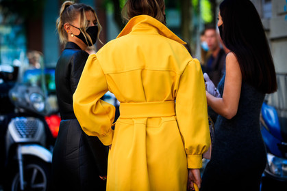 yellow dress, yellow jacket, jacket dress, long dress, belted dress, belted jacket, long sleeves dress, dress shirt, back details, close up detail, fendi look, fendi dress, nina suess, fashion week, frenchystyle, FW, jonathan paciullo, street style, MFW, MILAN, SPRING SUMMER 2021, SS 21, horizontal, atmosphere details, detail