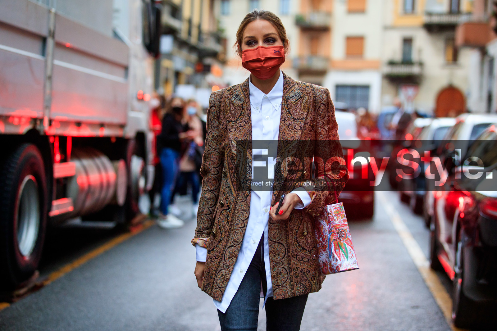brown jacket, cachemere printed jacket, white shirt, etro jacket, etro shirt, etro look, covid face mask, olivia palermo, street style, jonathan paciullo, FW, frenchystyle, fashion week, MFW, MILAN, SPRING SUMMER 2021, SS 21, horizontal, atmosphere details, detail