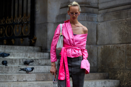 checked, grey pants, leather bag, off the shoulder, pink shirt, plaid, sunglasses, trousers, white bag, fashion week, frenchystyle, FW, jonathan paciullo, street style, PFW, PARIS, atmosphere details, horizontal, detail, model, AUTUMN WINTER 2018-2019, FALL WINTER 2018-2019, FW 18-19, lili sumner