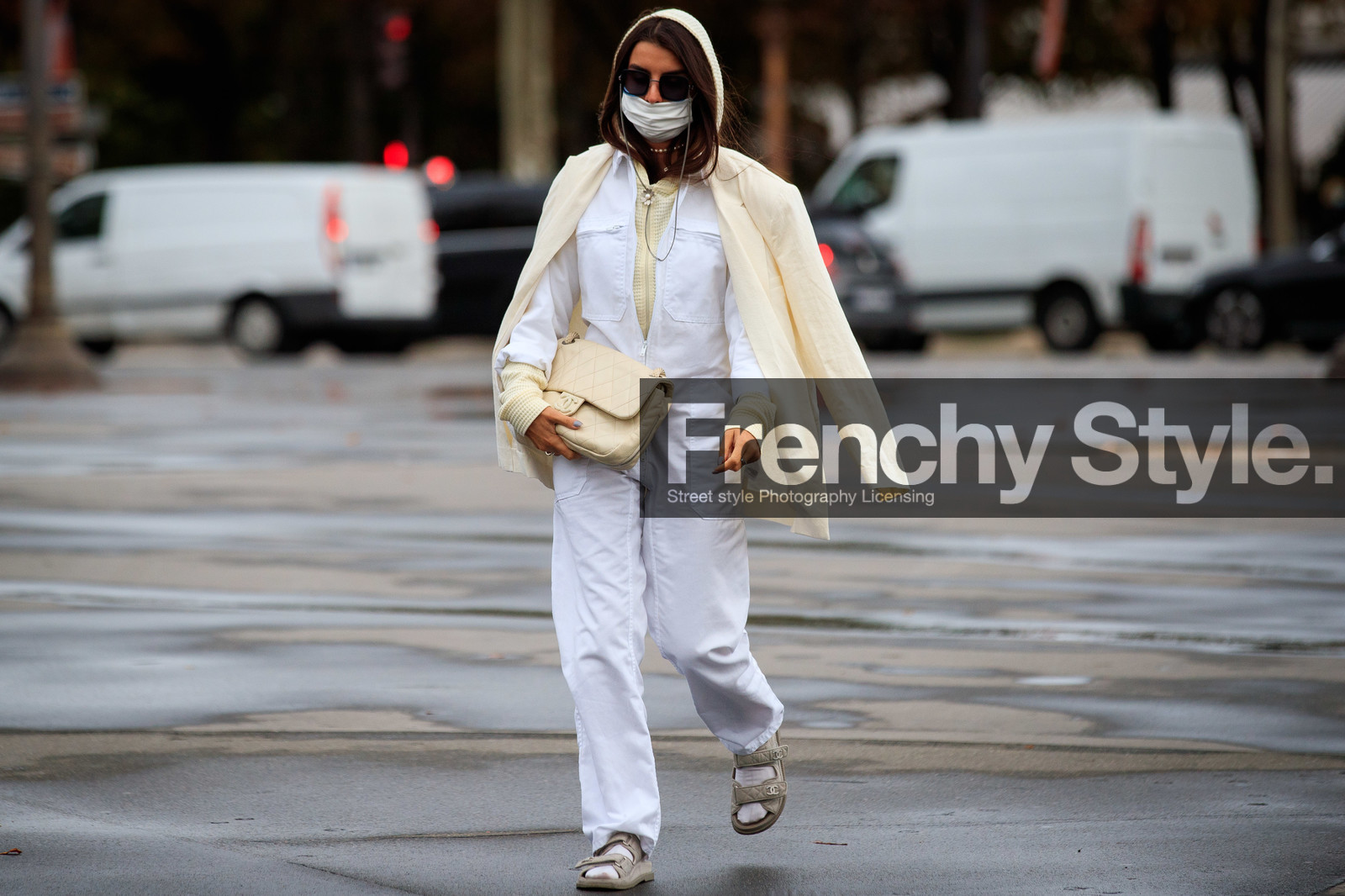 white jacket, white jumpsuit, white pullover, white leather bag, white leather sandals, white socks, white cardigan, zipped cardigan, zipped jumpsuit, hoodie, white hoodie, white total look, quilted bag, quilted sandals, flat sandals, big sole sandals, chanel bag, chanel shoes, chanel cardigan, covid face mask, PARIS, PFW, fashion week, frenchystyle, FW, jonathan paciullo, street style, SPRING SUMMER 2021, SS 21, horizontal, atmosphere details, full length