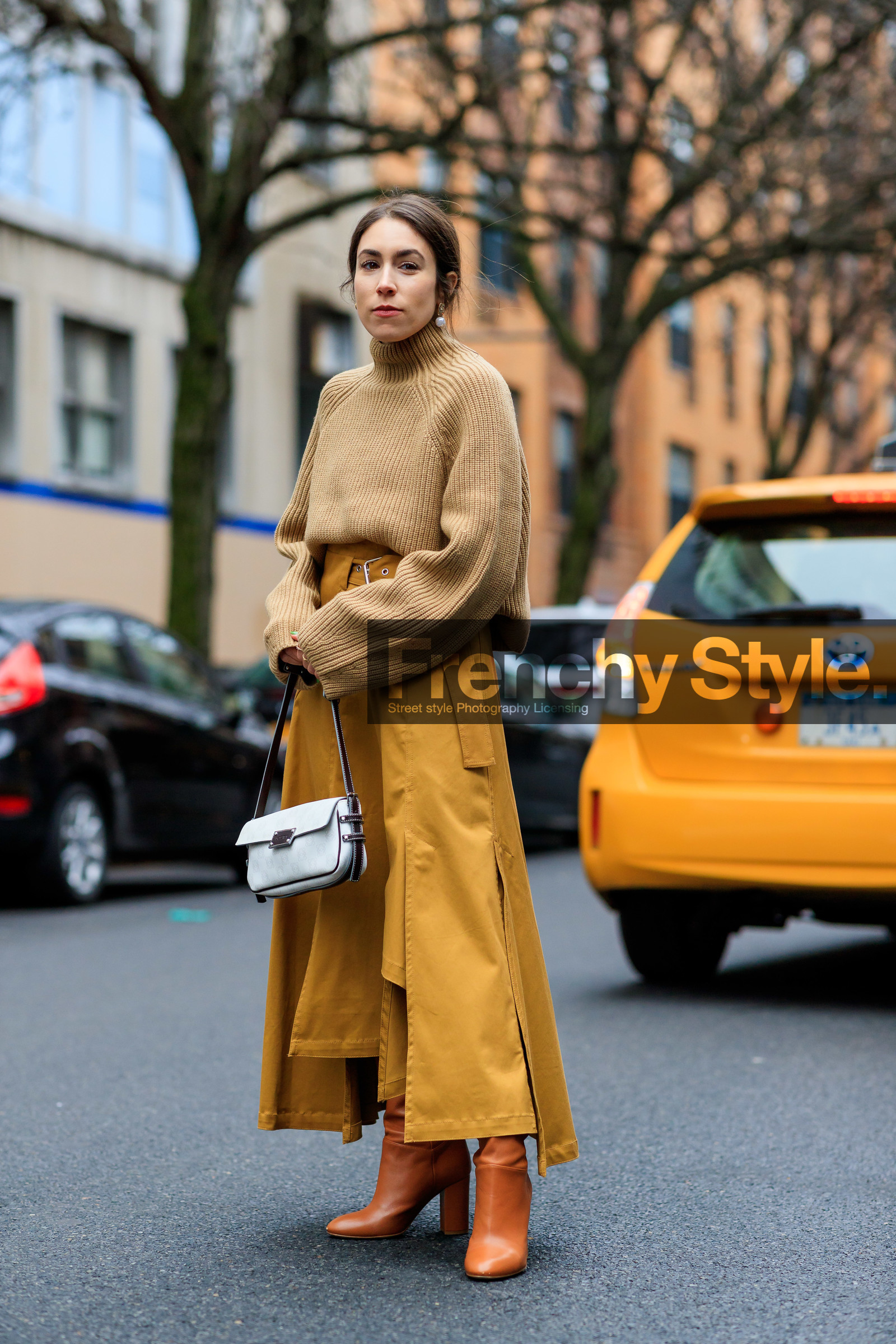 beige sweater, camel boots, camel pants, high heels, leather bag, leather shoes, loewe, turtleneck sweater, white bag, frenchystyle, jonathan paciullo, street style, NYFW, NEW YORK, AUTUMN WINTER 2019-2020, AW 19-20, FALL WINTER 2019-2020, FW 19-20, fashion week, FW, vertical, full length